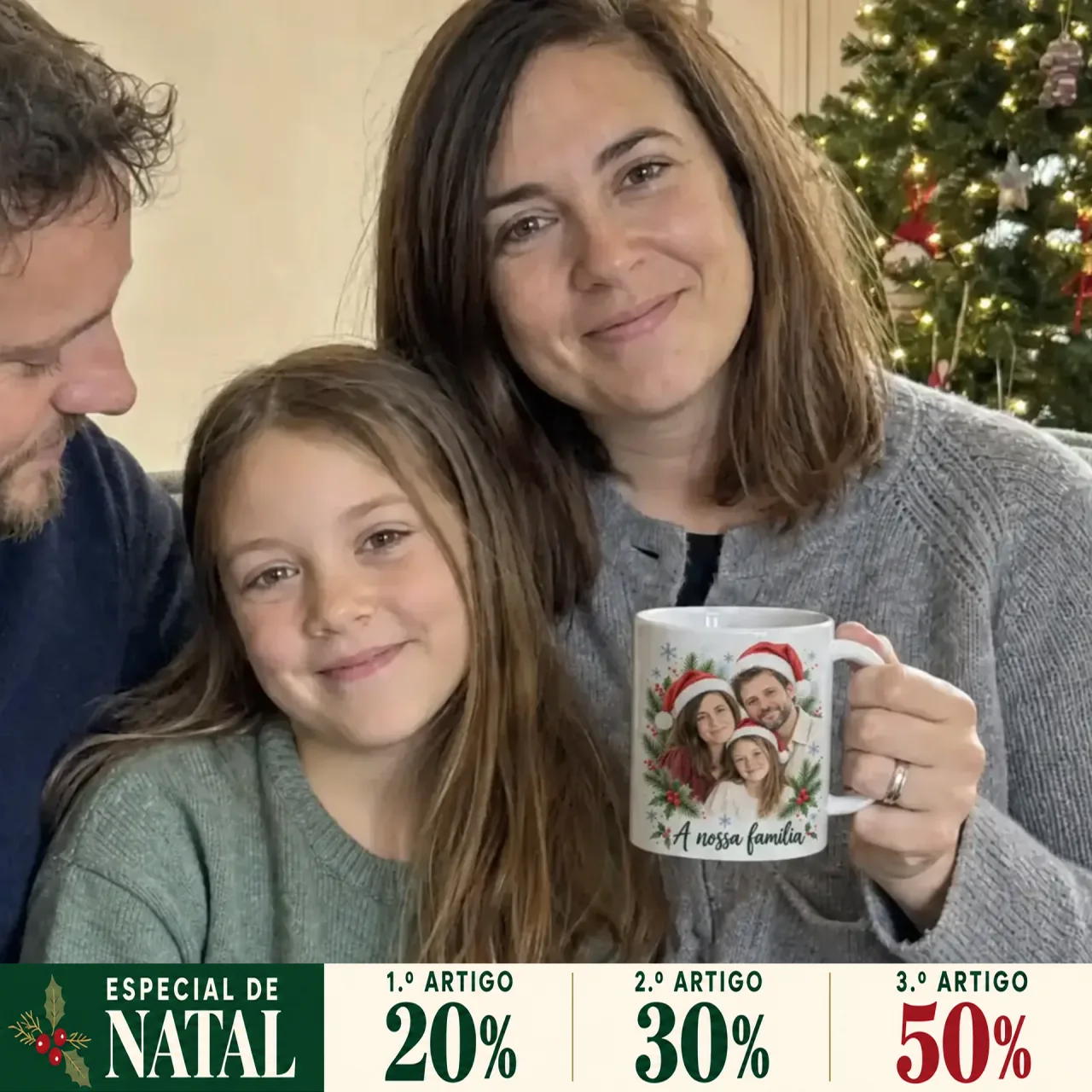 Familia con una taza personalizada y oferta especial de Navidad